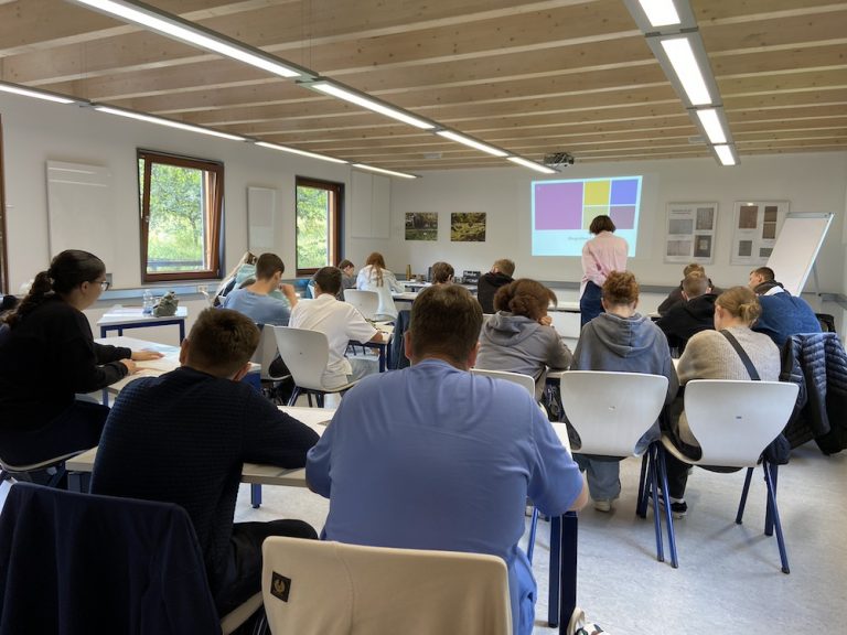 Fortbildung in einem Seminarraum mit Präsentation