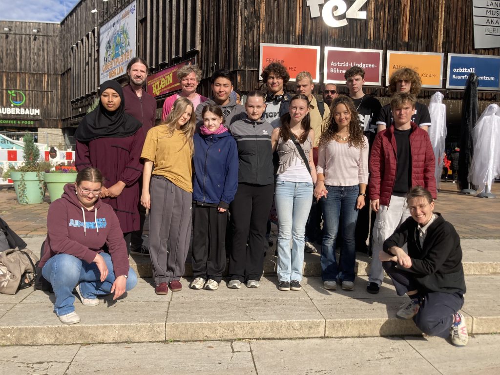 Gruppenbild der Workshop-Teilnehmenden vor dem FEZ Berlin