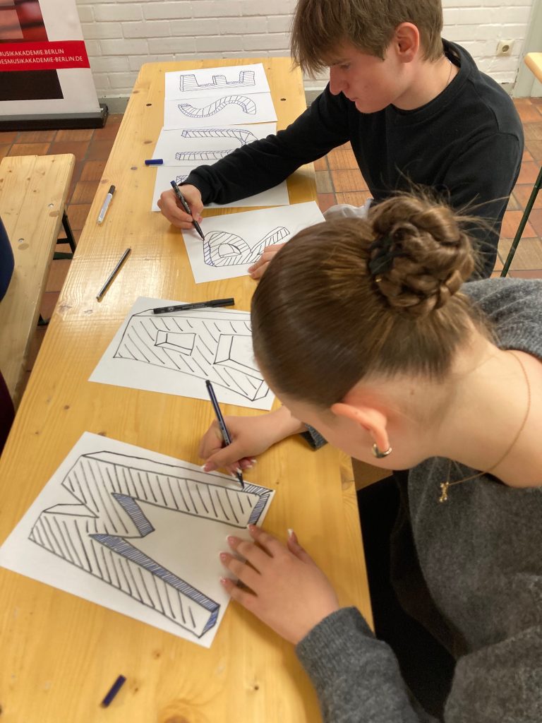 Jugendliche gestalten Buchstaben für eine Fotoaktion